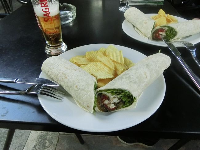 と、<br />巨大過ぎです。<br />切らなきゃ25〜30センチくらいありそうな、太巻きくらいの太さの物体。<br />しかも山羊チーズとコリアンダー、効きまくりです。(相方、途中で断念)<br />一人一本頼まなきゃ良かった…