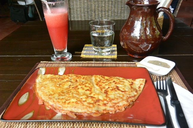 Alamanda Innのアジアンなカフェ<br /><br />クレープという名前だけど、どちらかというと薄いオムレツのような感じでした。<br />オムレツは別にあって、もっとボリュームがありました。見た目は、思っていたのと違ったけど、これはこれでおいしかったです。<br />