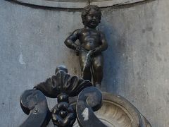 朝、ホテルをチェックアウトしてグランプラスに向かう途中に小便小僧に寄ったら全裸になってました。

お土産を買い忘れたので小便小僧の栓抜きを買いました。