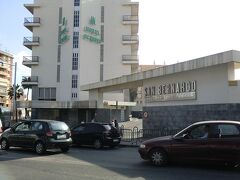 「アルヘシラス　バスターミナル」


駅前の横断歩道を渡ると、
この裏口？（バスの出入り口）にたどり着きます。


