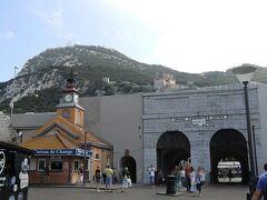 「ケースメイツ門」


昼食後、観光案内所の道をとおり、
ケースメイツ門をくぐって、バスターミナルへ。



