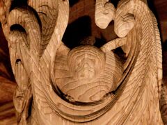 熊野大社のうさぎ伝説

本殿裏の兎の彫刻　三羽の兎が隠し彫りされています。
三羽見つければ、幸せになれる・願い事が叶うとか・・・

一羽目のうさぎ
これはスグに見つけれます。