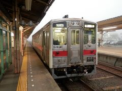 2012.08.12　釧路ゆき普通列車車内
普通列車にゆられてやってきたのだが、まだ明るいのでもう１踏ん張り。ザンギが食べられず、駅裏のスーパーで食料を調達し車内で食べる。日が暮れて酒飲みながら文庫本を読むのは“乗り鉄”の至福のひとときか。釧網本線を一気に北上する。