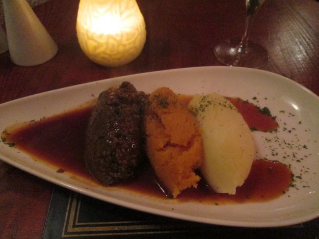 スコットランド名物料理ハギス<br /><br />左がハギスで真ん中はマッシュした蕪（かぶ）turnip、右はマッシュドポテト。<br />メニューを読むとウィスキー・ジュースがかけてあります。<br /><br />ハギス(Haggis)とは、羊の内臓を羊の胃袋に詰めて茹でたスコットランドの伝統料理でNHK朝ドラでも登場したそうです（私はテレビ見てない）。