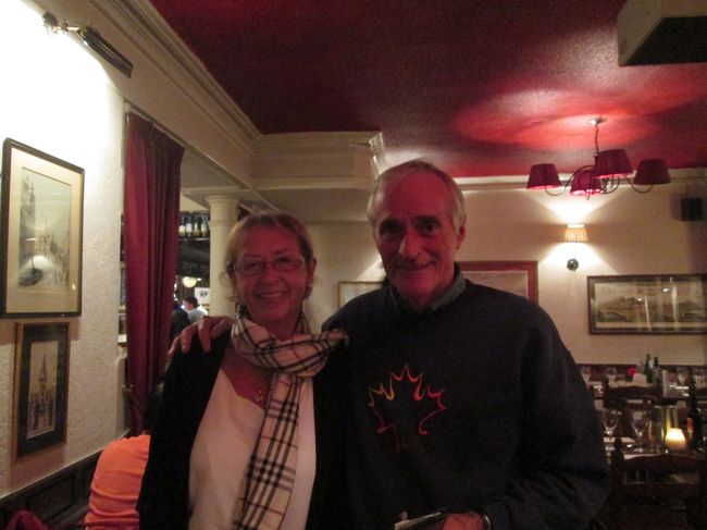 ハギスを奨めてくれた地元の夫妻<br /><br />私がウェイトレスにHaggisってどんな料理かと訊いていると、となりのテーブルのこのおじさんが「自分が食べているのがそれだよ。名物だから食べなきゃー」と言って奨めてくれました。名物に何とか・・でした。地元の人には好物のようです。<br /><br />でも見知らぬ日本人の一人者に親切に教えてくれてありがとう。