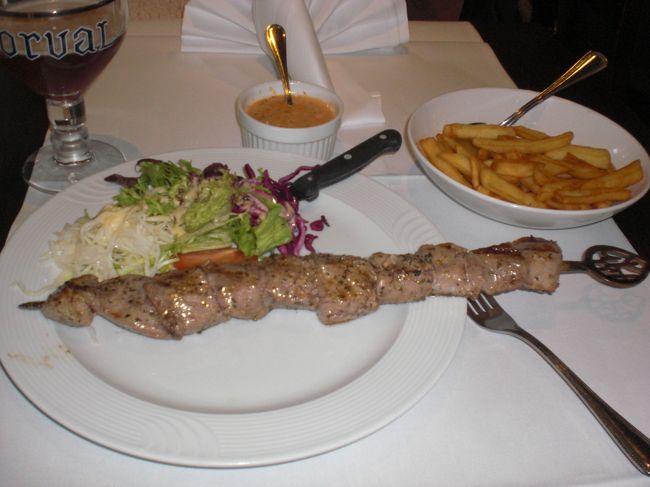 まずは腹ごしらえです。<br />ノートルダム教会のちかくのレ・タヌール（Les　Tanneurs）にて、メニューを見て適当に頼んだ料理です。