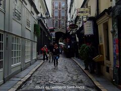 ◆
コメルス・サン・タンドレ小路　Cours du Commerce Saint-Andre

ここには、1686年にシシリー島出身のフランチェスコ・プロコピオが創業したパリで最も古いカフェ・レストラン、『ル・プロコップ (Le Procope)』 があります。　（※住所は、アンシエンヌ・コメディ通り（Rue de l'Ancienne Comedie）　。

1689年に、コメディ・フランセーズ（現在の通りの名＝アンシエンヌ・コメディ通り、はここから来ている）が通りの向かいにオープンし、劇場カフェとして知られるようになりました。

Le Procope
http://www.procope.com/
13 Rue de l'Ancienne Comedie, 75006 Paris