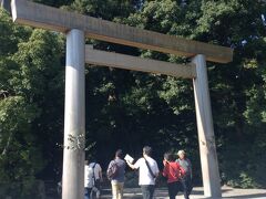 さてこの旅行のメインであります。伊勢神宮。まずは外宮から。
鳥居に榊が貼ってある。