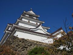 【会津若松観光その2】
・鶴ヶ城に行く

鶴ヶ城に行きました。
自転車だと、やっぱり楽ですね。
停める場所がわからなかったので、駐車場にある2輪車置き場に停めました。
駐車場からちょっと歩けば、すぐに鶴ヶ城が見えてきます。