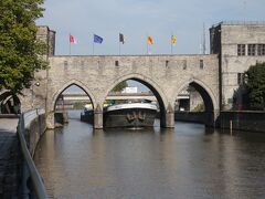 トル橋 Ponte des Trous
エスコー川にかかるこの建造物は、13世紀に築かれた市壁の名残です。戦争で爆破され修復工事が行われた時に、船舶の通行を考えて高く建造されました。