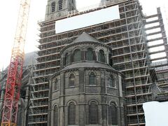 インフォメーションから見た大聖堂。全体に足場が組まれていました。