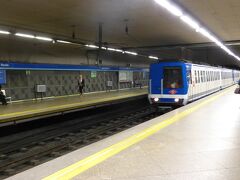 夕食を食べに街に出ます。

アトーチャ・レンフェ駅から地下鉄に乗りました。