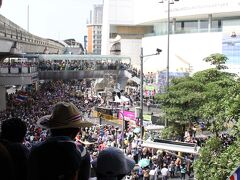 Siam[サイアム]駅周辺では、反政府デモの集会が行なわれていて、道路が占拠されています。