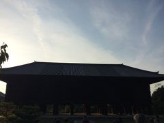 二月堂より20分くらい歩いたでしょうか。
正倉院に着きました。
やはり、正倉院展を見たからには本物をと思い見てきました。
外観のみですが、正倉院展の期間中は公開しているようです。