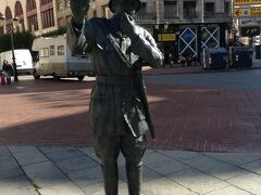 マドリードの滞在を終えて、サンセバスチャンへ向かいます。
バスで6時間！　長い！！

3時間ほど乗っていると、ブルゴスに到着。
休憩時間が20分ほどあるので、街を散策。
バスターミナルから歩くとすぐ旧市街に入ります。
バス停前では銅像がお出迎え！