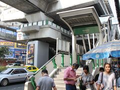 スクンビット通りにある、Thong Lo[トンロー]駅です。

道路の中央部に高架橋があり、両側の歩道から駅に上がるようになっています。
エスカレーターはその１部しかありません。