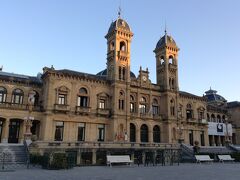 翌朝、朝ごはんを食べがてら海沿いを散歩します。
市庁舎です。