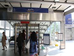 MRTの駅の入り口です。

入るほうには金属探知機が設置されていて、警備員もいます。