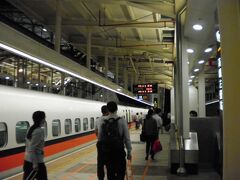 　高鉄は自由席。新竹までは座席がなくデッキで過ごしましたが、その後は席が確保でき快適に左營に到着。18:00。
