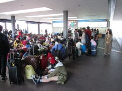 大阪伊丹空港に到着です。
バス乗り場に修学旅行のような団体がいました。
