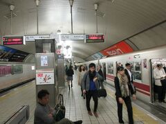 大阪市営地下鉄の御堂筋線、淀屋橋駅に乗り換えなしで到着です。