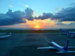 那覇空港到着。18：20分ぐらい、夕陽が沈んでいきます。