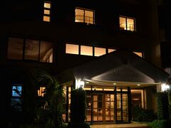 ホテルは川平湾近くのシーマンズクラブ石垣リゾートホテル。
（2012年に営業終了しているそうです…）

憧れの石垣島に来ることができて、興奮冷めやらぬまま・・・
でも、翌日が早いので頑張って眠りました。

シーマンズクラブ石垣リゾートホテル泊。
