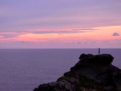 夕陽の時間は、夕陽スポットで有名な「御神崎灯台」へ。
石垣島の最西端にある灯台だそうです。
