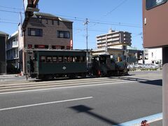 公園周辺をぶらついていたらちょうど、坊ちゃん列車が通過していきました
１時間に１本ほど走っているようですね