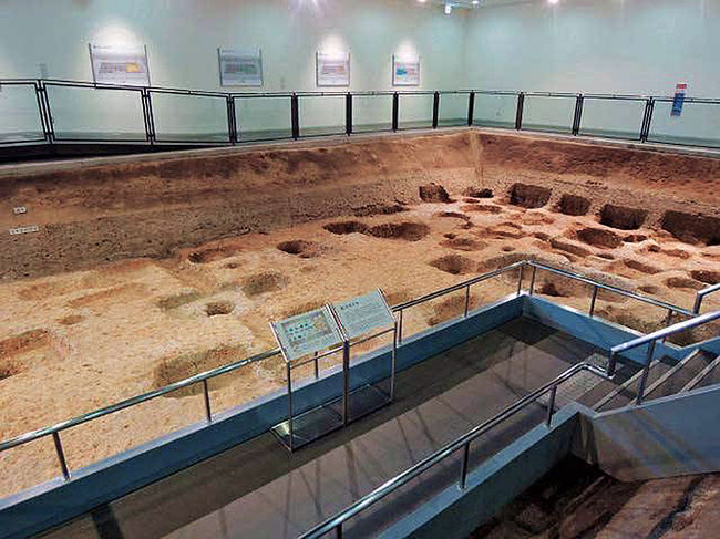 発掘された遺跡<br /><br />遺構展示館、入館料無料、開館時間：9:00〜16:30<br />発掘で見つかった遺構の上に建てられていて、発掘された遺構をそのまま見ることができるほか、第一次大極殿や内裏の復元模型を展示されています