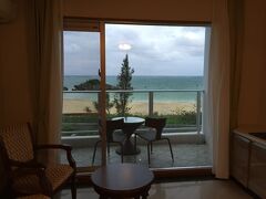 晩御飯を仕入れ、この旅で２泊お世話になるＡＪ恩納ビルリゾートホテルに到着です。
全室オーシャンビュー！！