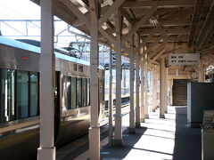 途中の八鹿駅で反対列車の待ち合わせ、なんかいかにもな地方の駅といった雰囲気がいい感じです。案内看板を見ると比較的近い豊岡や鳥取の他に米子、出雲市の文字も・・・確かに行けるけれどもかなり遠い・・・