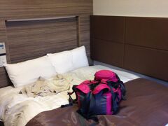 JAC15:35屋久島発で鹿児島へ。
16:10には到着して、荷物取って16:20の空港バスに乗れた！！

ここから約1時間ぐらいで鹿児島市内に到着。

今日泊まる宿はこちら
http://www.hotespa.net/hotels/kagoshima/

ビジネスホテルだけど温泉が付いているのです！
私はいつも素泊まり5000円以内のところにしか泊まらないので大奮発です。（約7500円）

しかも、無意識にダブルベッド＆朝食付きプランを予約していた模様。
立派ー！！
隣の部屋の音聞こえなーい！！（当たり前）
