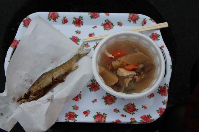 なんと、トン汁が１００円です。安い〜。<br />冷えた体が温まりました。<br />鮎塩焼きは３５０円。<br />串を外してしっぽから噛り付きます。頭まで丸ごと食べれました。<br />