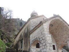 救世聖母教会

目的地の聖イヴァン要塞にいく途中にあります。