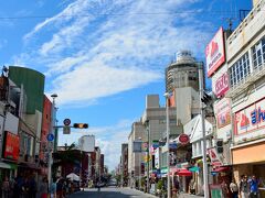 〔 国際通り 〕

「牧志駅」のすぐ前から続く「国際通り」。
全長約1.6キロの「国際通り」の両サイドには、沖縄のお土産屋を中心にお店が連なっていて、沖縄の中でも有名な観光スポットです。