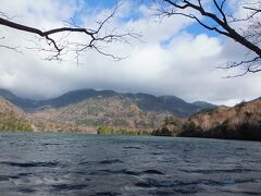 湯ノ湖へ。
今日は山の上へ行けばいくほど風が強くなっていきます。
湖なのに海かと思うぐらいの波でした。