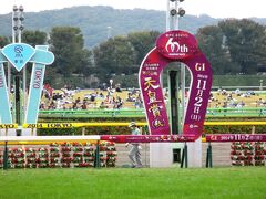 というわけで 府中・東京競馬場にやってきた

春の 日本ダービー 以来の入場だが
相変わらずここは 広くて気持ちが良い