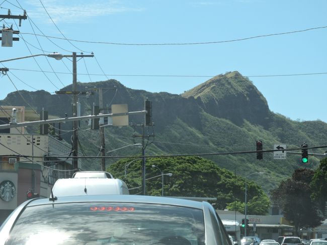 目の前にはダイヤモンドヘッド・・・どこから見てもこんな形です
