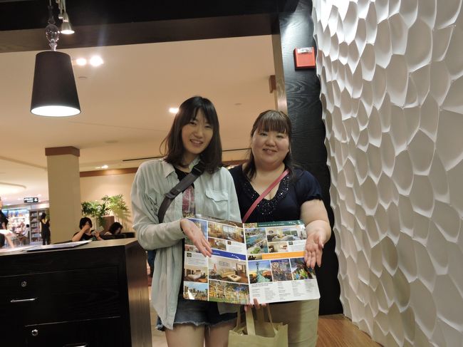 ヒルトンのブースで２人で遊んでいます　