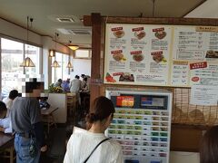 名護市から恩納村へ戻り、アーサそばが忘れられず、昨日に引き続き「なかむらそば」さんに立ち寄りました。