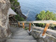 とても狭い階段を降りると石室神社がひっそりと佇んでいます。