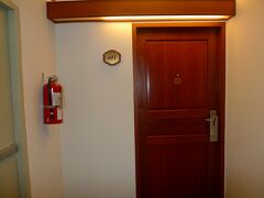 ☆INPERIAL MAE PING＜601号室＞

建物はさすがに古い。
ロビーはそれなりに対面を保っているが、エレベーターや廊下はさすがに古さを隠し切れていない。
