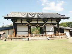 ●転害門＠国道369号線沿い

国宝です。
とあるHPより
“境内西北、正倉院の西側にあり、三間一戸八脚門の形式をもつ堂々とした門。平重衡の兵火（1180年）、三好・松永の戦い（1567年）の２回の戦火にも焼け残った寺内で数少ない建物のひとつで、天平時代の東大寺の伽藍建築を想像できる唯一の遺構である。鎌倉時代の修理で改変されているが、基本的には奈良時代の建物である”
