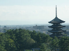 ●奈良県庁屋上から

興福寺の五重塔。
奥にある現代の風景と、古いお寺のアンマッチなマッチング。
