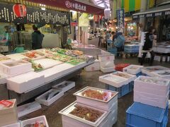 翌日は朝から近江町市場へ。残念ながら旅の途中ですから鮮魚を買うというわけにはいきません。