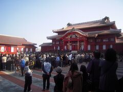 −３日目−

とういことで１月１日です。
明けましておめでとうございます。

まずは首里城に向かいました。