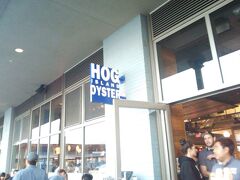 今夜の夕食はフェリービルディングマーケットプレイス内にある
【Hog Island Oyster】に来ました。
http://hogislandoysters.com/visit/san-francisco

カナダでは牡蠣はちょっとな・・・と思って居たのでサンフランシスコに来たら食べるぞ−！と人気店をチョイス。

ローカルに人気のスワンオイスターデポと悩んでやっぱりロケーションで選ぼうかな、とホグアイランドオイスターカンパニーに来ました。

普段から人気で長蛇の列とは聞いていたので主人が嫌がるかと思ったら１時間位かね・・・と並んでくれました。