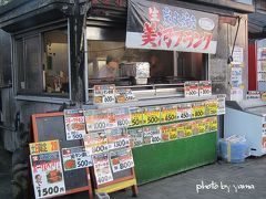 売店に生フランク炭火焼など、心を揺さぶられる肉製品がたくさん…。