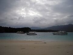 −最終日−
宿から徒歩１分の川平湾。
残念ながら曇っています。